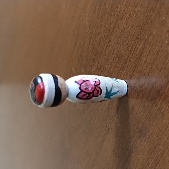 Miniature Kokeshi Doll Japanese Hand Crafted Wood Painted Kimono White Red Green - Picture 5 of 7